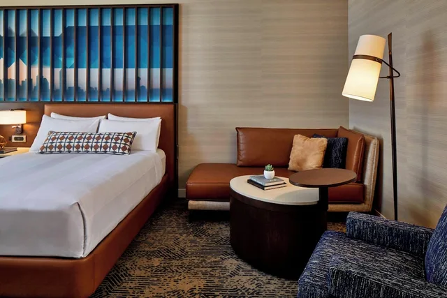 غرفة بسريرين كوين في طابق مرتفع، Renaissance Dallas 2/7