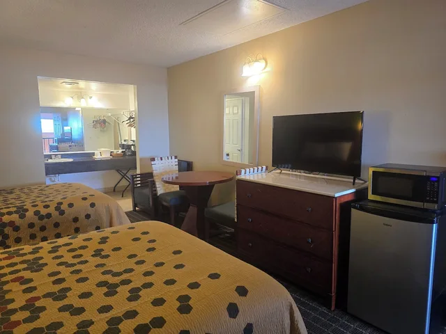 Standard, 2 Double Beds, Rodeway Inn Apopka 6/6