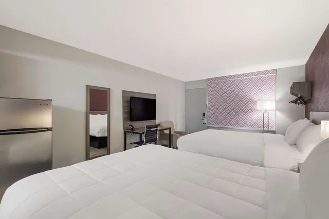 جناح بسريرين كوين، Suburban Studios Cleveland Central 1/4