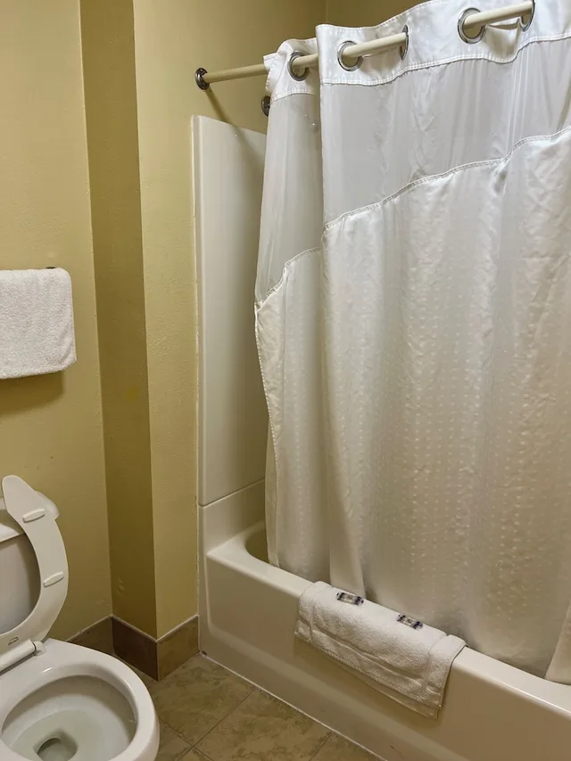 غرفة قياسية بسرير كينج للمدخنين، Travel Inn Motel 8/8