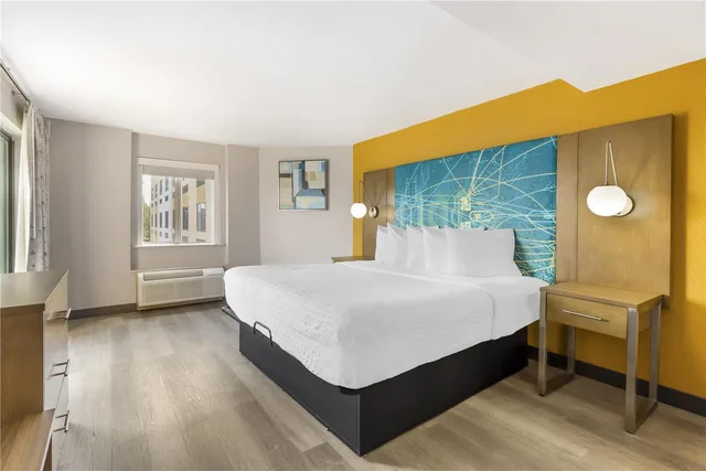 جناح بسرير كينج بشرفة مع أريكة، Best Western Plus Raleigh Crabtree Valley Hotel 1/4