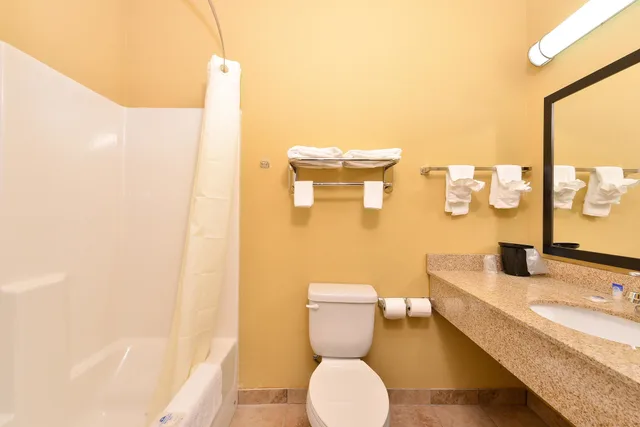 غرفة بسريرين كوين للمدخنين، Americas Best Value Inn Tupelo Leeb Drive 3/3