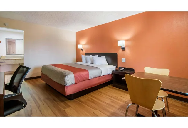 1 King Bed - Smoking, Micfridge، Motel6 Winnie Tx 1/2