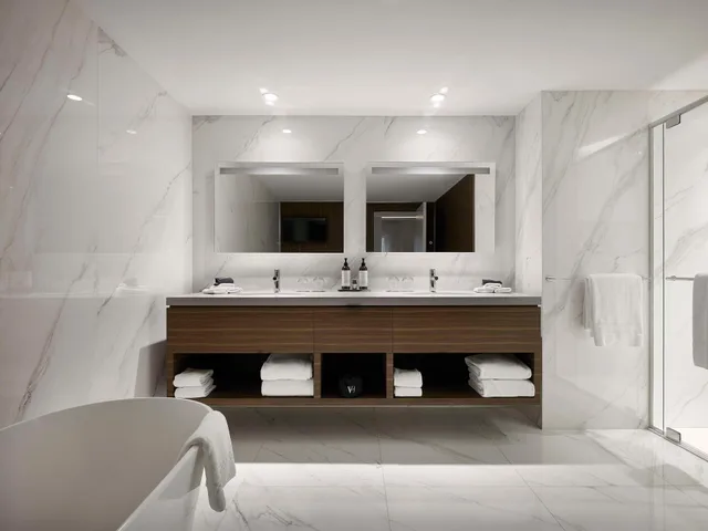 Vice President, Suite, King Bed، Vogue Hotel Montreal Downtown, Curio Collection by Hilton 4/4
