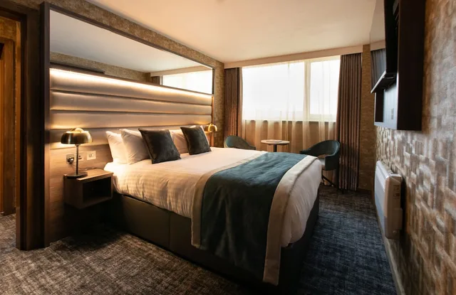 Classic, Double or Twin Bed, Carlton Hotel 5/6