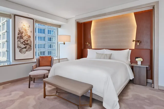 جناح سيغنتشر بغرفتي نوم، The St Regis San Francisco 1/2