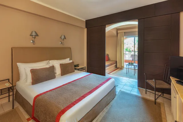 غرفة عائلية بسرير مزدوج أو سريرين منفصلين بإطلالة على المسبح، JAZ Makadi Oasis Resort 1/1