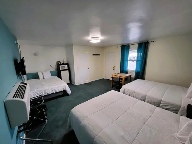 Family, Triple, 1 Double and 2 Queen Beds، Rose's Motel 1/4