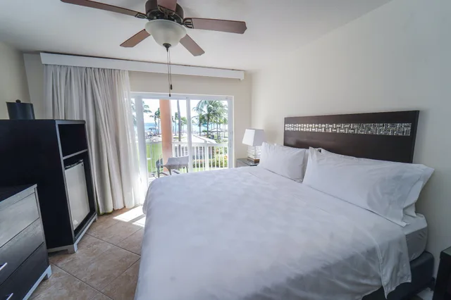 غرفة قياسية بسريرين كوين بإطلالة على البحر، Holiday Inn Resort Grand Cayman, an IHG Hotel 1/10