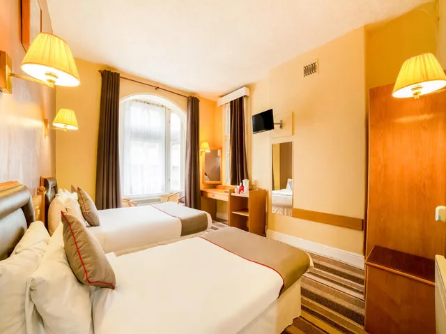 غرفة قياسية ثلاثية بسرير مزدوج وسرير فردي، Cardiff Sandringham Hotel 1/1