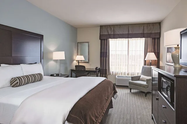 Room, King Bed, Airport View, Accessible، La Quinta Inn and Suites by Wyndham DFW Airport West - Euless 2/7