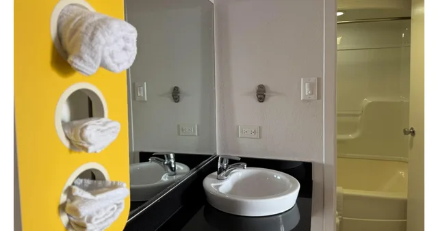 Room, 2 Queen Beds, Motel6 Joliet, IL - I-80 4/5