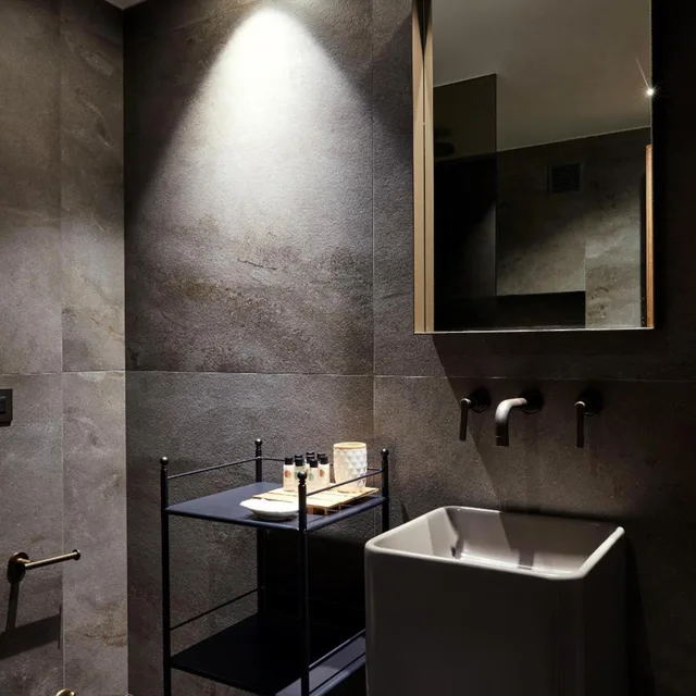 Fresco, King Bed, Outdoor Jetted Tub، Athens 1890 Boutique Hotel & Spa 5/6