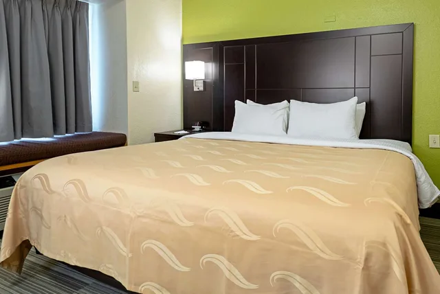 غرفة بسرير كينج، Quality Inn & Suites Robbinsville NC 1/2