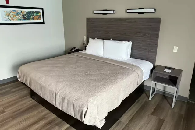 Room, King Bed, Quality Inn & Suites Biloxi - Ocean Springs 2/7