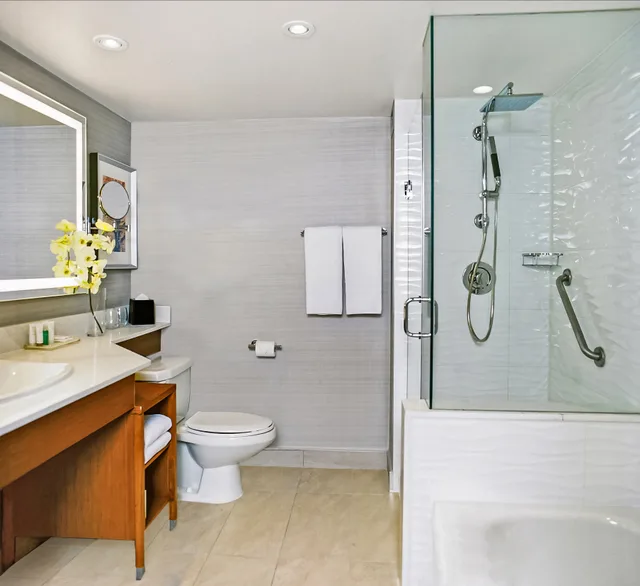 جناح بسرير كينج بغرفة نوم واحدة، Crowne Plaza Toronto – North York 2/2