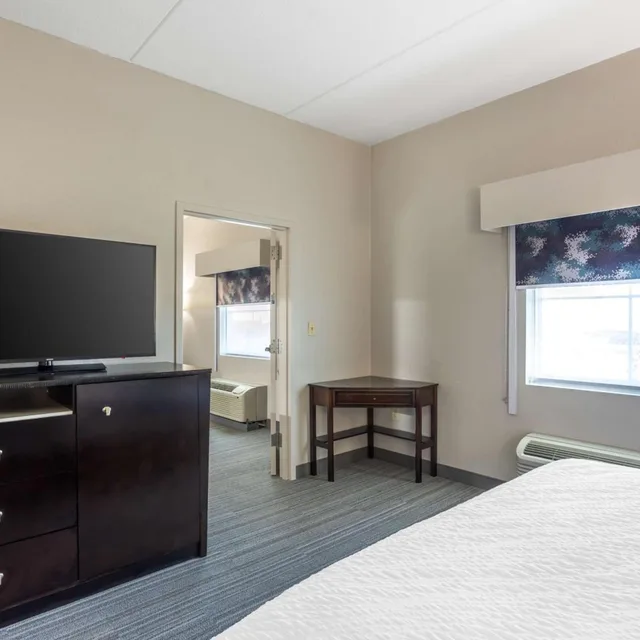 جناح بسرير كينج بمطبخ صغير، Best Western Plus Wilkes Barre-Scranton Airport Hotel 4/9