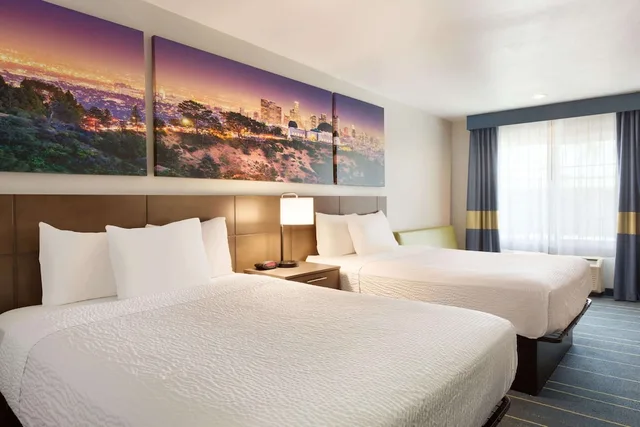 غرفة بسريرين كوين، Days Inn & Suites By Wyndham Anaheim At Disneyland Park 3/5