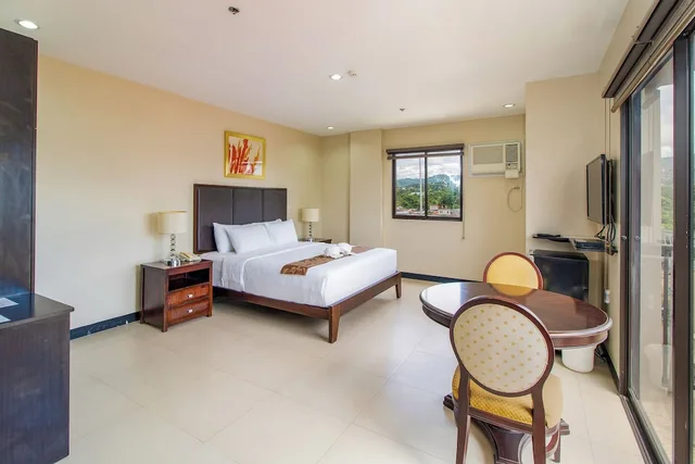 Suite, Main Hotel And Suites 3/3