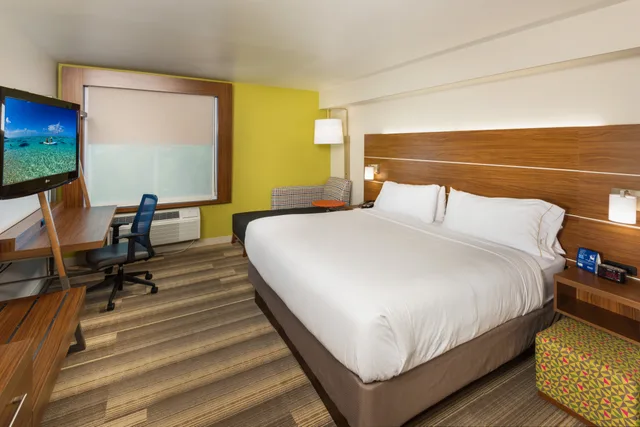 غرفة بسرير كينج لذوي الإعاقة، Holiday Inn Express Hotel Suites Peoria North Glendale 1/3