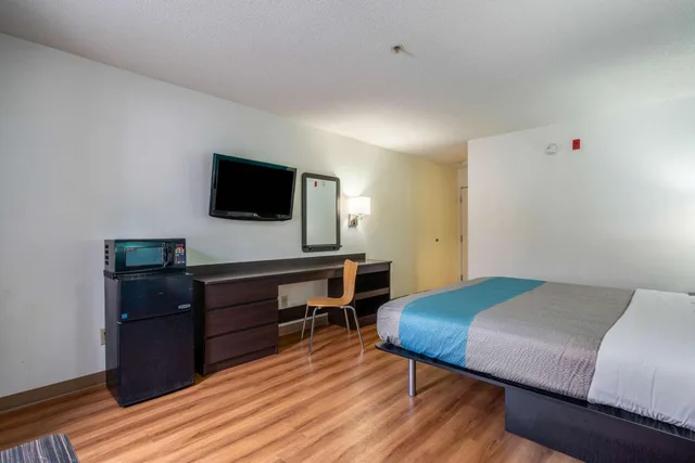 غرفة بسرير كينج، Motel6 Rocky Mount, NC 7/10