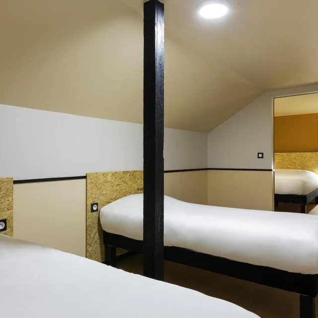 Pop, 1 Double and 1 Single Bed، Greet Hotel Villeneuve La Garenne 9/10
