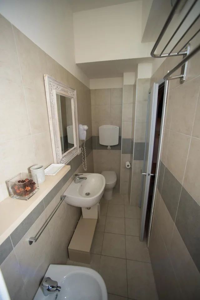غرفة عائلية، Ermeti Hotel 2/3