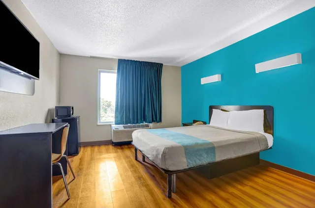 غرفة بسرير كوين لغير المدخنين، Motel6 Raleigh, NC - North 1/10