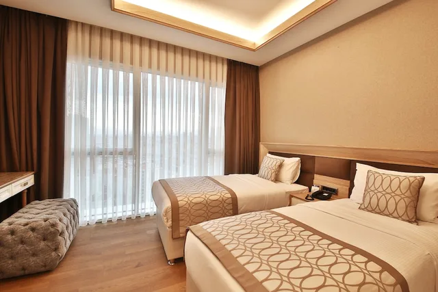 Suite, King Bed, Bof Hotels Ceo Suites 2/8