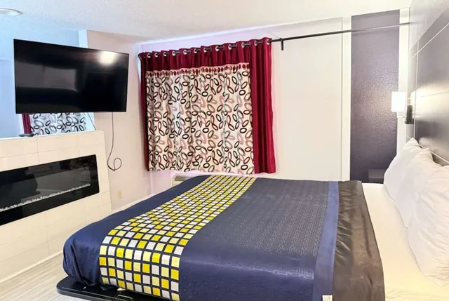 جناح بسرير كينج بجاكوزي، Coratel Inn & Suites by Jasper Hastings 6/10