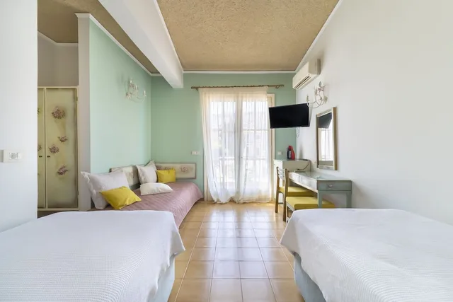 غرفة كلاسيكية ثلاثية بثلاثة أسرّة بإطلالة على الجبل، Hotel Agia Markella 1/5