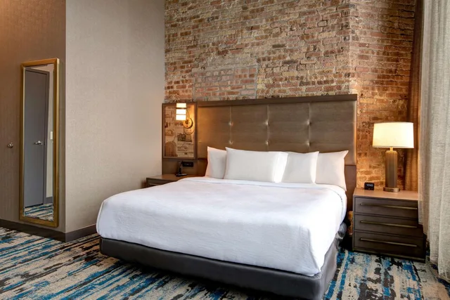جناح بسرير كينج بغرفة نوم واحدة مع أريكة لذوي الإعاقة، Embassy Suites by Hilton Rockford Riverfront 1/3