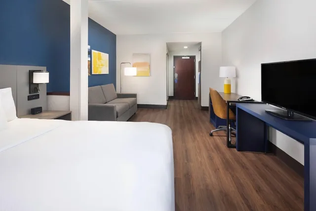 جناح بسرير كينج مع أريكة لذوي الإعاقة، Comfort Suites Outlet Center 1/10