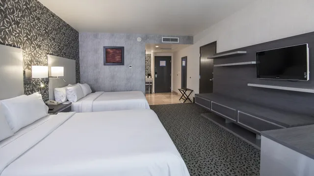 غرفة قياسية بسريرين كوين بإطلالة على الحديقة، Holiday Inn Express & Suites Queretaro, an IHG Hotel 2/6