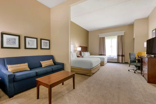 غرفة بسريرين كوين مع أريكة لذوي الإعاقة، Comfort Suites Near Universal Orlando Resort 6/9