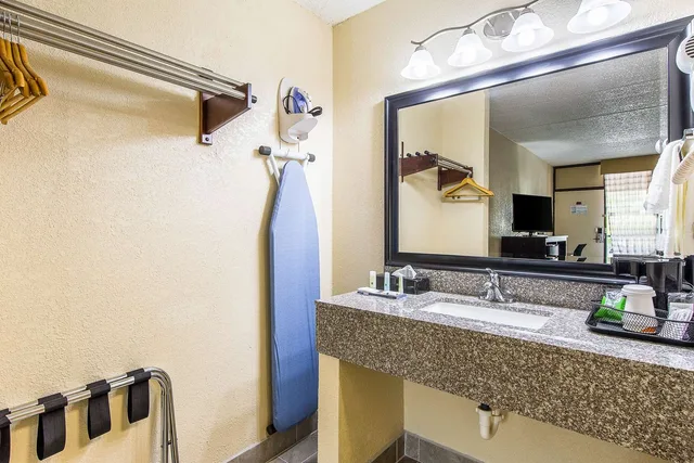 غرفة بسرير كينج، Quality Inn Forest City, NC 5/5