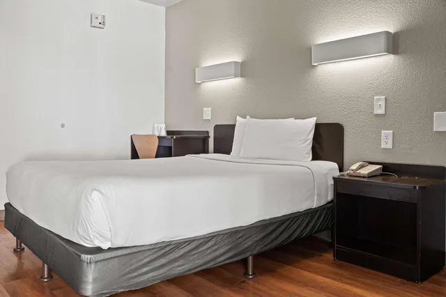 1 Queen Bed - ADA/RI Shower/Micfridge، Motel6 San Luis Obispo, CA - South 3/10