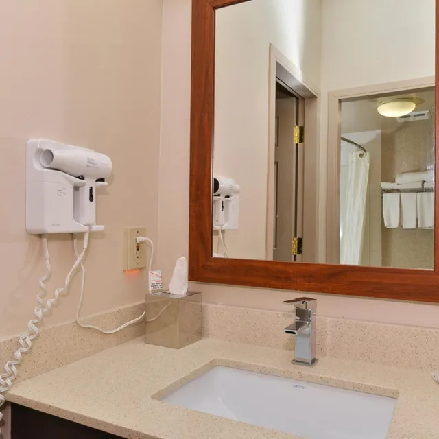 Basement, King Bed, 2 Queen Beds, Comfort Inn & Suites Calgary Airport - South 6/6