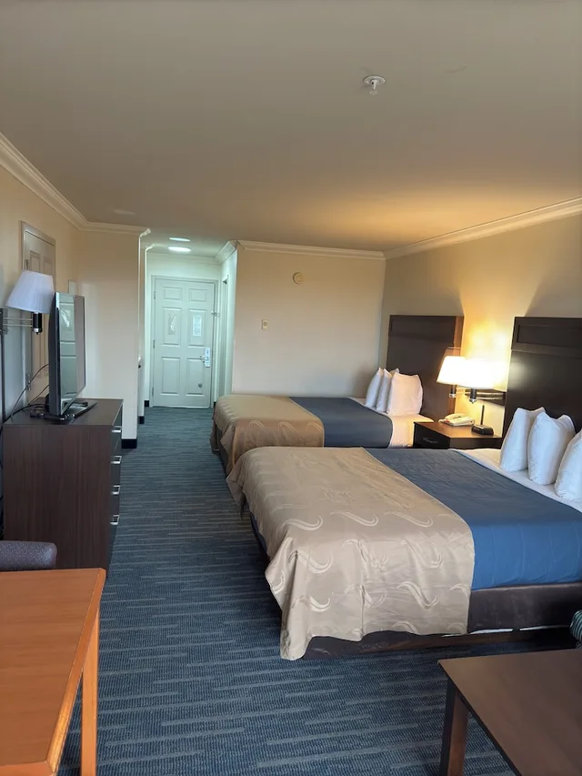 غرفة فاخرة بسريرين كوين بإطلالة على البحر مع أريكة، Coratel Inn and Suites By Jasper Ocean Shores 1/7