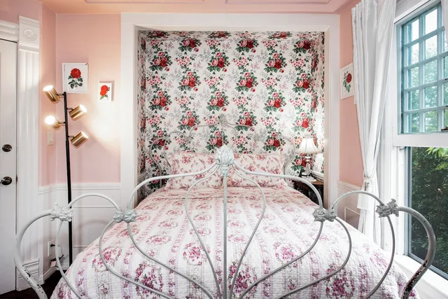 Rose, Queen Bed, Private Bathroom، Bath Street Inn 3/5