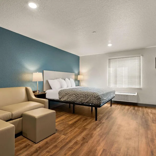 جناح بسرير كينج مع أريكة لذوي الإعاقة، WoodSpring Suites Port Orange - Daytona Beach 3/9