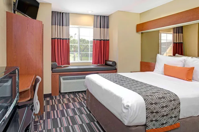 استوديو بزنس بسرير كوين، Microtel Inn & Suites By Wyndham Bushnell 1/1