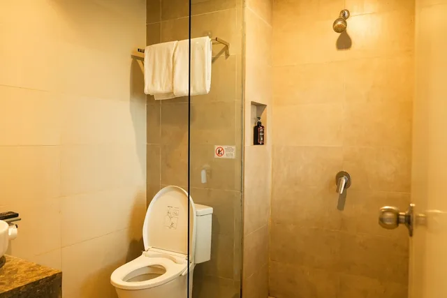 غرفة تنفيذية بسرير كوين، De La Charis Hotel by Waringin Hospitality 5/6