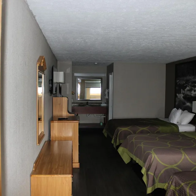 غرفة بسريرين كوين وسرير كوين، Super 8 by Wyndham Fort Chiswell Wytheville Area 4/9