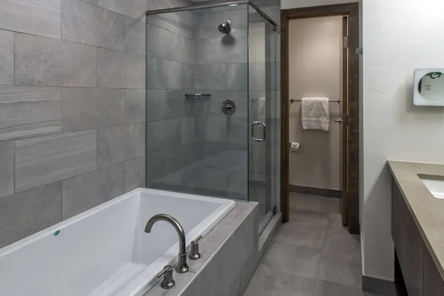 شقة سكنية غراند بسريرين كينج بشرفة بـ3 غرف نوم مع أريكة، The Grand Colorado on Peak 8 2/2