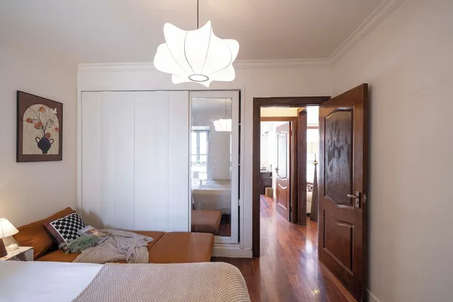 Senior, Apartment, 1 Queen and 2 Double Beds، Book and Bed-People's Square 4/10