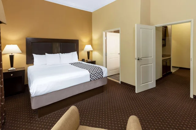 جناح ديلوكس بسرير كينج، La Quinta Inn & Suites by Wyndham Houston New Caney 2/4