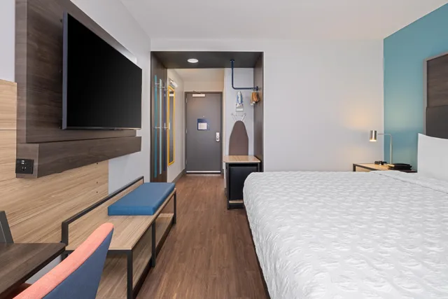 غرفة بسرير مزدوج لذوي الإعاقة، Tru by Hilton Miramar 5/6