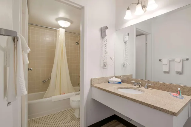 Room, 2 Queen Beds, Econo Lodge Auburn I-95 3/3