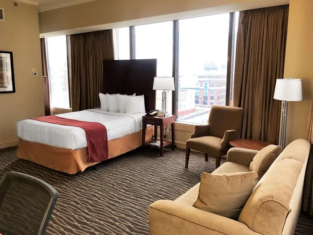1 King Bed, Non-Smoking, City View, Corner Room, Sofabed, Microwave And Refrigerator, Pillow Top Mattress، Blake Hotel New Orleans, BW Signature Collection 3/3